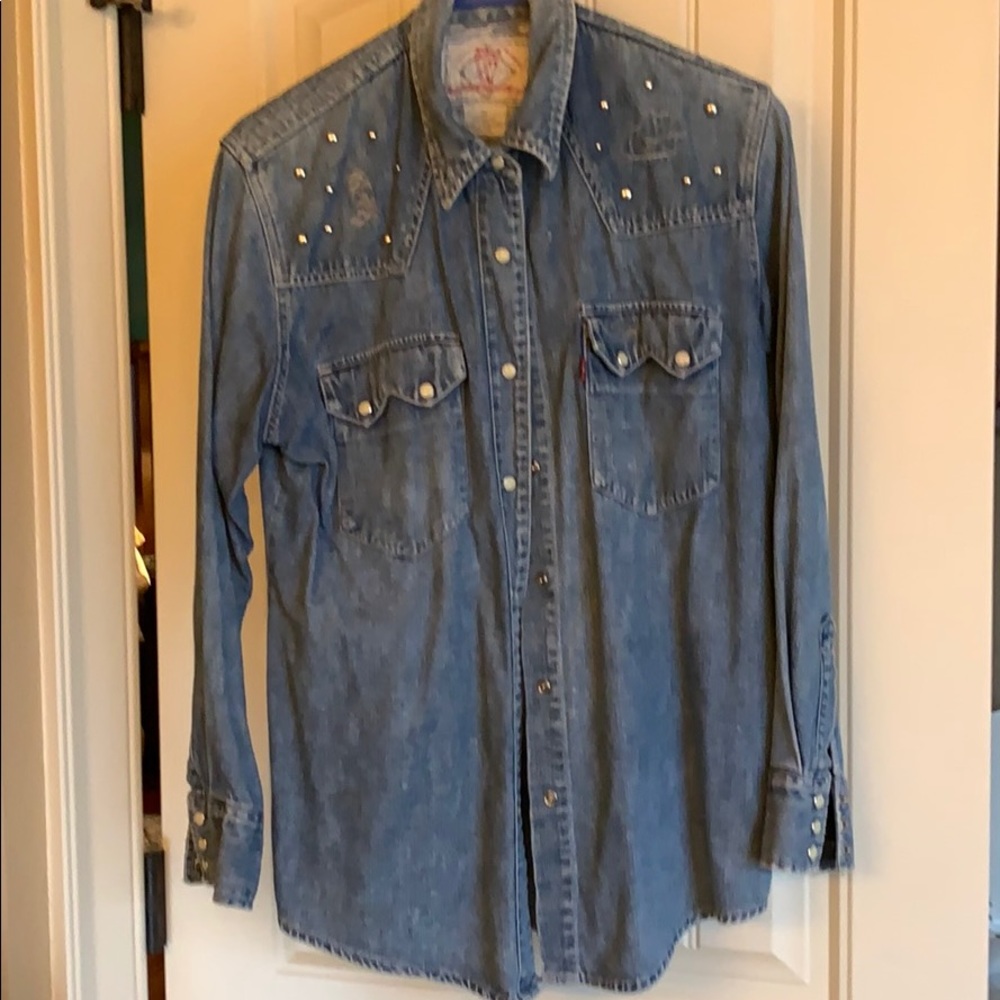 Medium Levi blue Jean medium white shirt rivets
